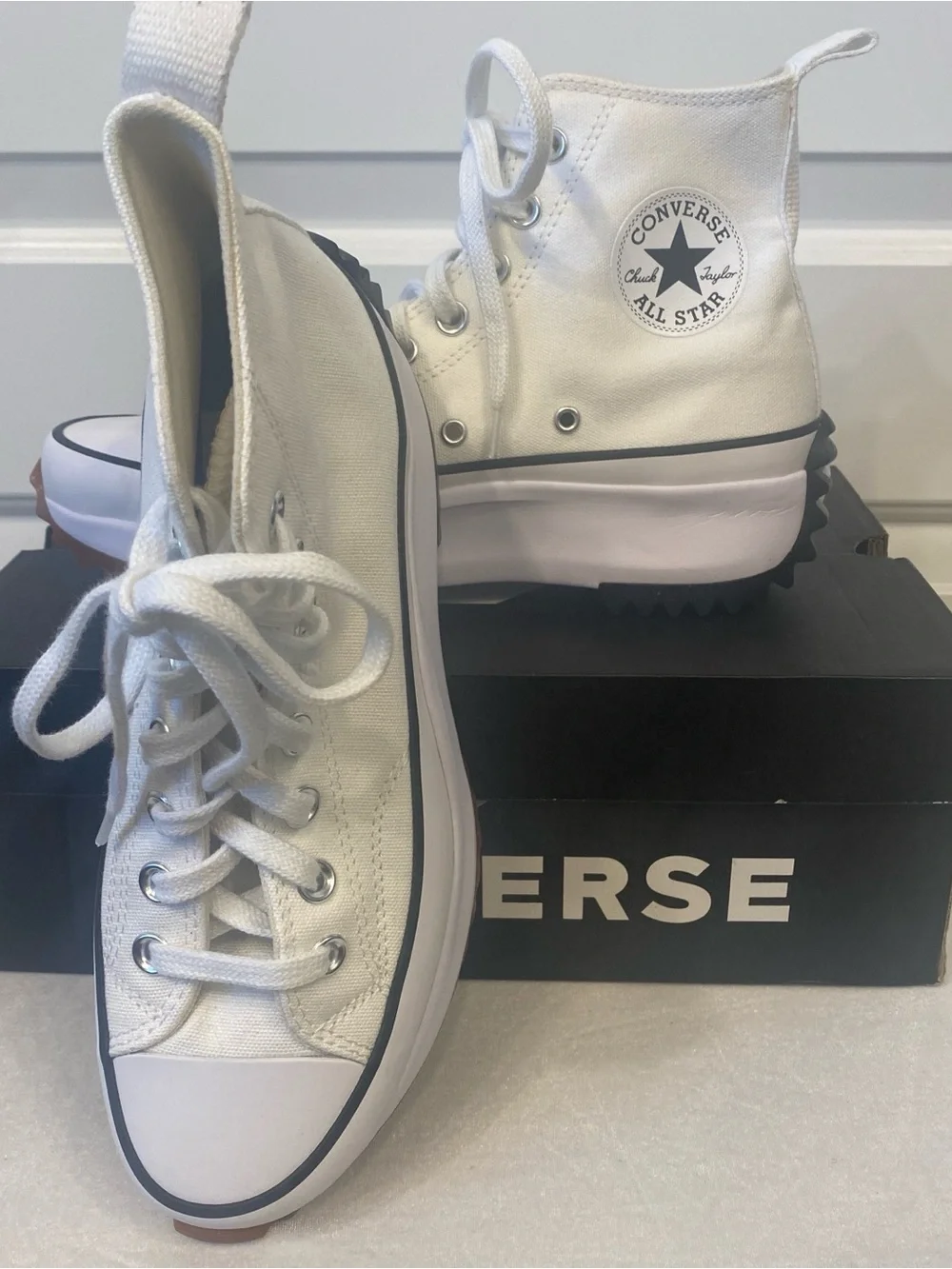 CONVERSE RUN STAR HIKE PLATFORM NEW IN BOX!  HI TOP, WHITE, WOMENS 8